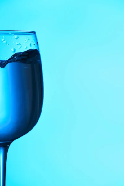 Bicchiere Acqua Limpida Sfondo Blu — Foto Stock