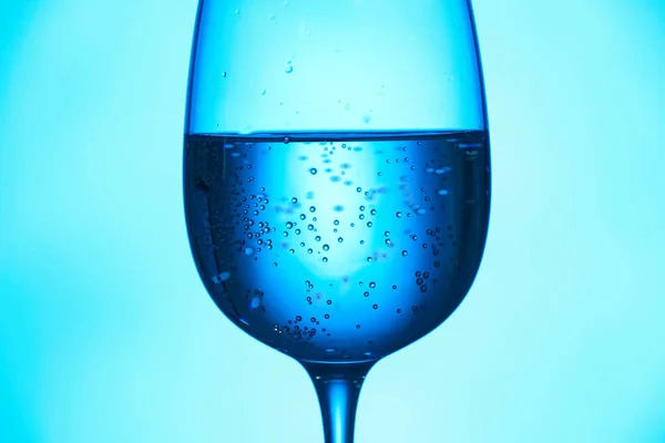 Bicchiere Acqua Limpida Sfondo Blu — Foto Stock