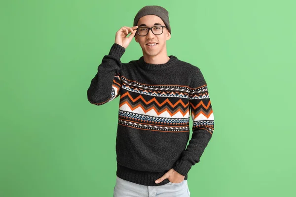 Schöner Junger Asiatischer Mann Strickpullover Auf Grünem Hintergrund — Stockfoto