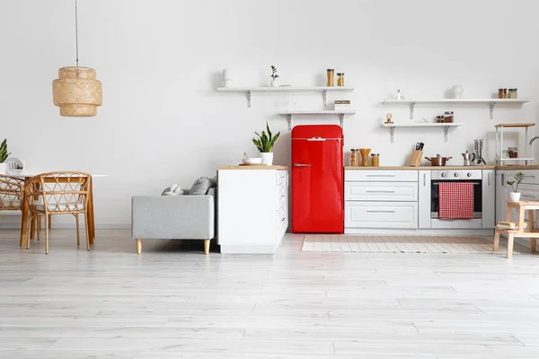 Beyaz Tezgahları Kırmızı Buzdolabı Olan Aydınlık Mutfağın Içi — Stok fotoğraf