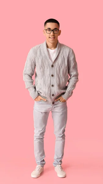 Bonito Jovem Homem Asiático Camisola Malha Fundo Rosa — Fotografia de Stock