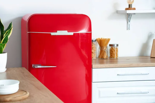 Élégant Réfrigérateur Rouge Près Mur Lumière Dans Cuisine — Photo