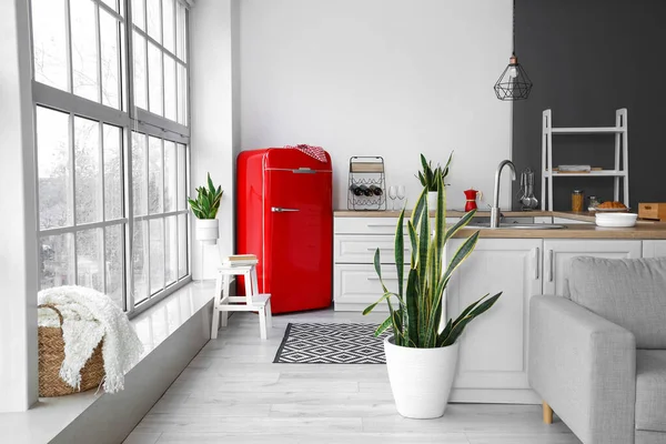 Interior Dari Dapur Modern Dengan Kulkas Merah Dan Penghitung Putih — Stok Foto