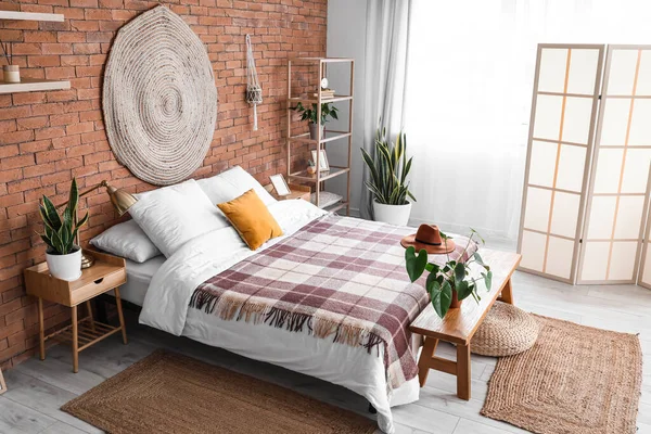 Katlanmış Perdeli Çiçekli Şık Bir Yatak Odası — Stok fotoğraf