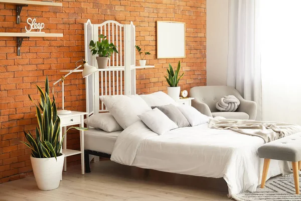 Interior Del Elegante Dormitorio Con Pantalla Plegable Blanca Plantas Interior —  Fotos de Stock