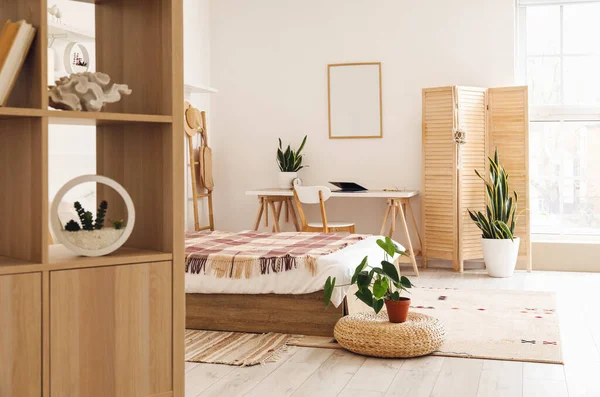 Intérieur Chambre Lumineuse Avec Écran Pliant Bois Lieu Travail Moderne — Photo