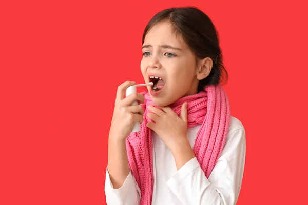 Menina Com Dor Garganta Usando Spray Médico Fundo Vermelho — Fotografia de Stock