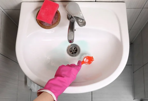 Woman Rubber Glove Cleaning Sink Brush Home — Stock Photo, Image
