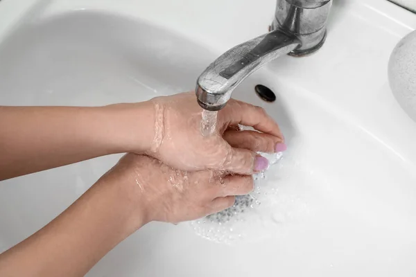 Kvinna Tvätta Händerna Rinnande Vatten Från Kranen Närbild — Stockfoto