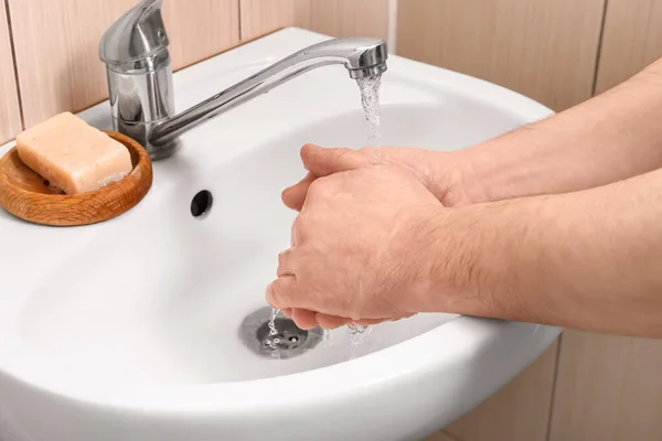 Man Tvättar Händerna Rinnande Vatten Från Kranen Badrummet Närbild — Stockfoto
