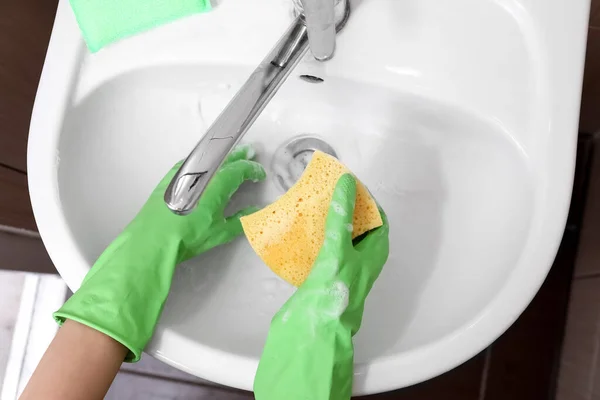 Housewife Limpeza Pia Com Esponja Banheiro Close — Fotografia de Stock
