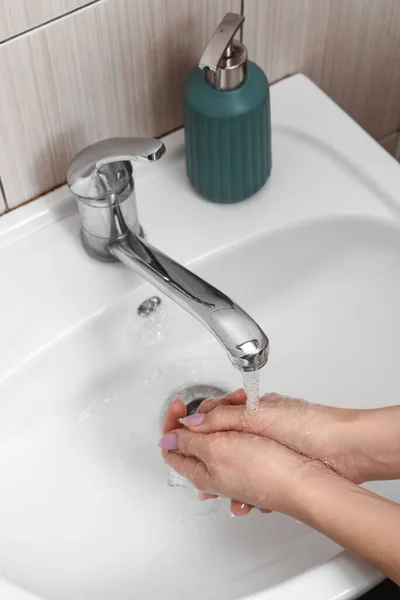 Mossa Kezét Folyó Víz Alatt Csapvíz Fürdőszobában Közelről — Stock Fotó
