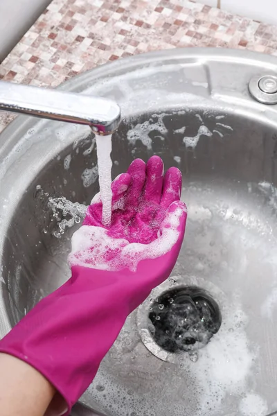 Kvinnlig Hand Gummihandske Rinnande Vatten Från Kran Närbild — Stockfoto