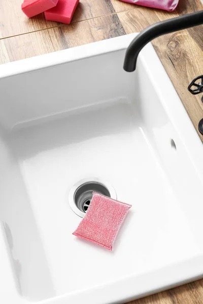 Pink Cleaning Sponge Ceramic Sink — Stock Photo, Image