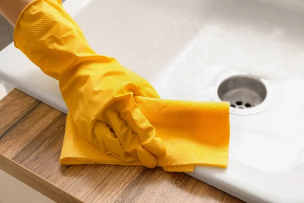 Γυναίκα Λαστιχένιο Γάντι Καθαρισμού Λευκό Νεροχύτη Σκουπίστε Closeup — Φωτογραφία Αρχείου