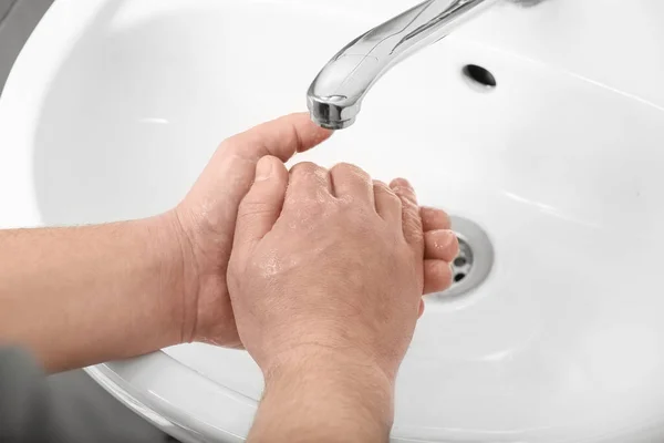Mężczyzna Myjący Ręce Mydłem Płynie Łazience Zbliżenie — Zdjęcie stockowe