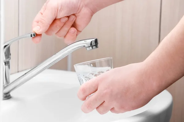 Camlı Adam Banyoda Musluğu Açıyor Yakın Plan — Stok fotoğraf