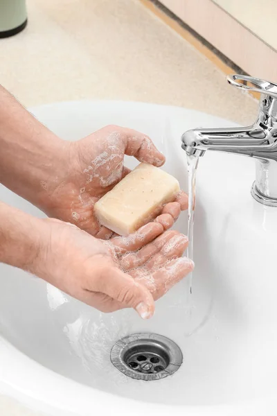Mężczyzna Myje Ręce Mydłem Ceramicznym Zlewie Zbliżenie — Zdjęcie stockowe