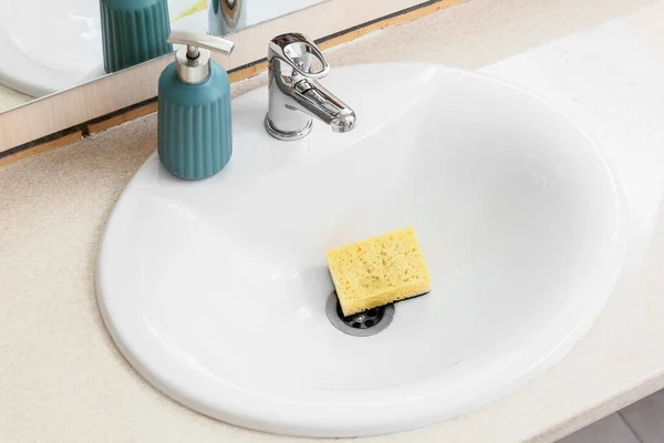 Κεραμικός Νεροχύτης Σαπούνι Και Σφουγγάρι Καθαρισμού Στο Μπάνιο Closeup — Φωτογραφία Αρχείου