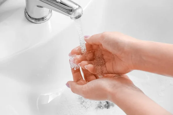 Kvinna Tvätta Händerna Keramiska Handfat Närbild — Stockfoto