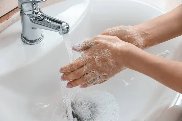 Mujer Lavándose Las Manos Con Espuma Fregadero Cerámica Primer Plano —  Fotos de Stock