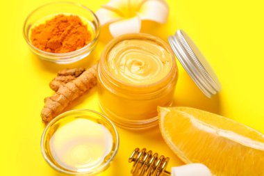 Zerdeçal maske bileşenleri ve sarı arka planda çiçekler, yakın plan