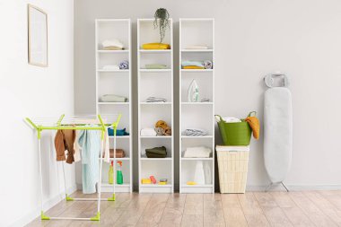 Kurutuculu, raflı, sepetli ve tahtalı çamaşır odasının içi.