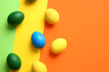 Renkli arka planda çok renkli Paskalya yumurtaları