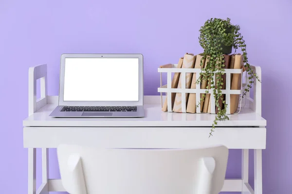 Modern Workplace Laptop Books Houseplant Violet Wall — Stock Photo, Image