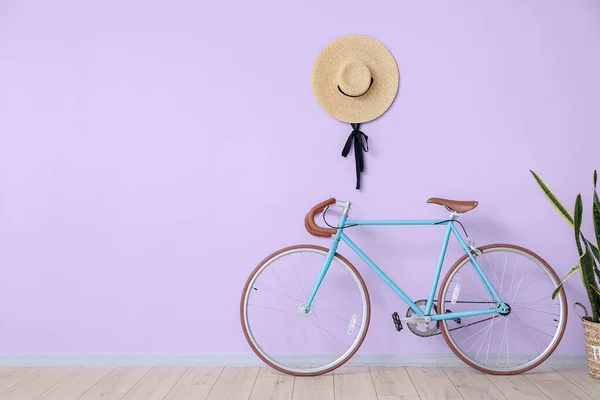 Odada Bisiklet Bitkisi Hasır Şapka Var — Stok fotoğraf