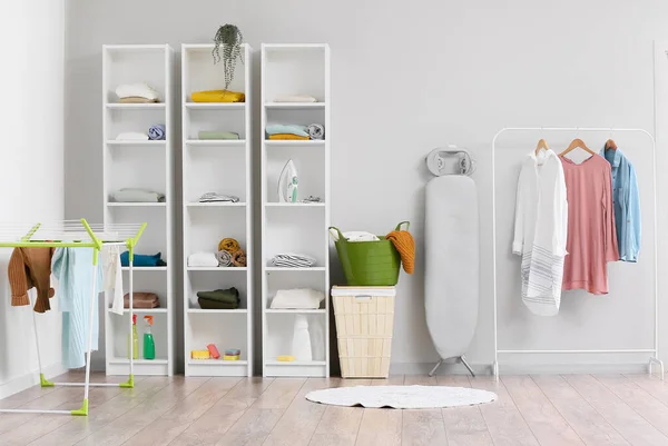 Innenraum Der Waschküche Mit Trockner Regaleinheiten Körben Und Kleiderständern — Stockfoto