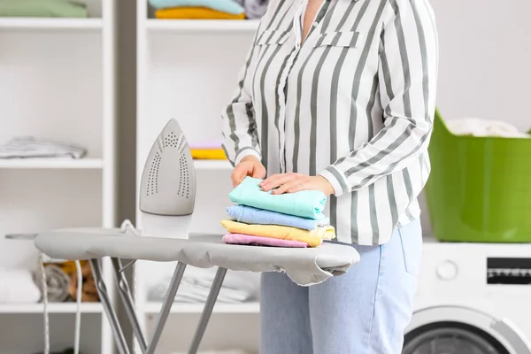 Hausfrau Neben Bügelbrett Mit Stapel Sauberer Kleidung Hause — Stockfoto
