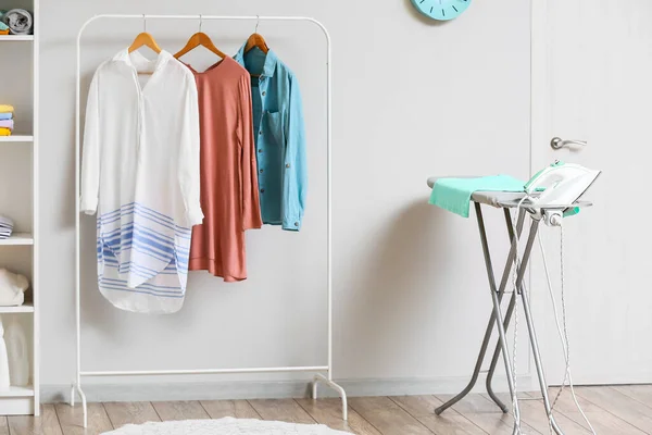 Çamaşır Odasında Modern Elektrikli Ütüyle Giysi Yemek Rafı — Stok fotoğraf