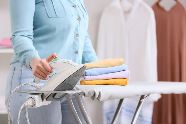 Frau Mit Elektrischem Bügeleisen Bord Hause — Stockfoto