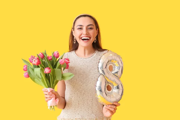 Щаслива Молода Жінка Букетом Кулькою Формі Цифри Жовтому Тлі Міжнародний — стокове фото
