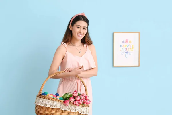 Bella Donna Asiatica Con Cesto Pasqua Sfondo Colori — Foto Stock