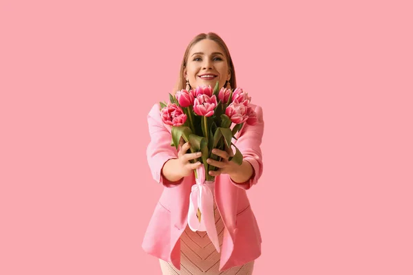 Belle Femme Avec Bouquet Tulipes Sur Fond Rose Journée Internationale — Photo