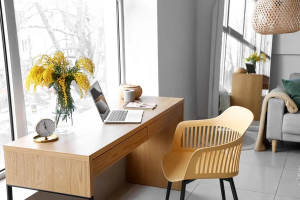 Vase Mit Mimosen Blumen Und Laptop Auf Dem Tisch Inneren — Stockfoto