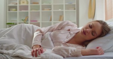 Koca sabah sevgili karısını çiçeklerle selamlıyor. Uluslararası Kadınlar Günü kutlaması