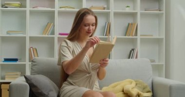 Koca, sevgili karısına evde çiçeklerle selam veriyor. Uluslararası Kadınlar Günü kutlaması