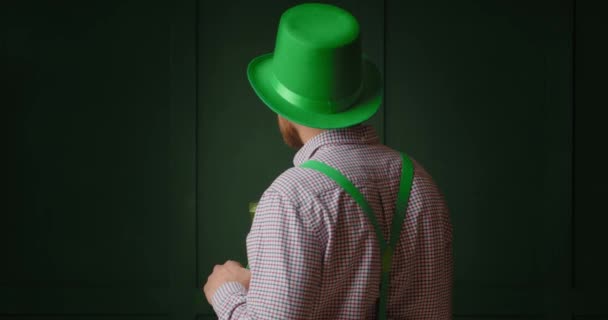 色の背景に緑のビールのマグカップとハンサムな髭の男 聖パトリックの日お祝い — ストック動画