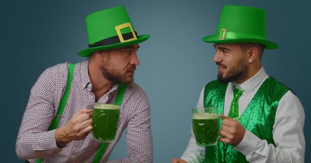 英俊的胡子男人喝绿色啤酒的背景色 圣帕特里克日庆祝活动 — 图库视频影像