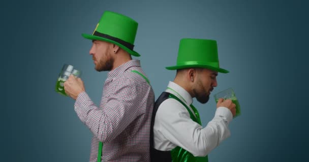 緑のビールを色の背景で飲むハンサムな髭の男性 聖パトリックの日お祝い — ストック動画