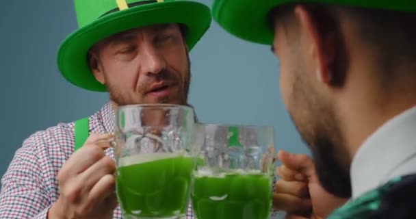 Hombres Barbudos Guapos Bebiendo Cerveza Verde Sobre Fondo Color Día — Vídeo de stock