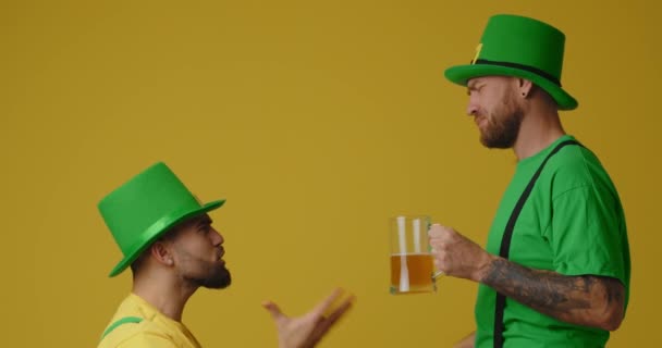 Hombres Discutiendo Bebiendo Cerveza Haciendo Las Paces Sobre Fondo Amarillo — Vídeos de Stock