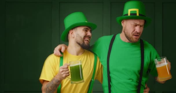 Pijany Brodaty Mężczyzna Śpiewający Pijący Piwo Zielonym Tle Święto Patryka — Wideo stockowe