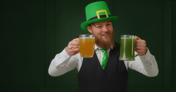 Hombre Barbudo Guapo Bebiendo Cerveza Sobre Fondo Verde Oscuro Día — Vídeos de Stock