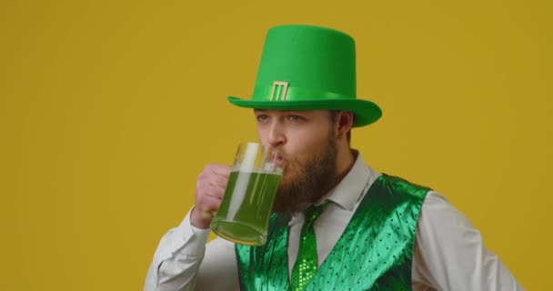 Hombre Barbudo Guapo Bebiendo Cerveza Verde Sobre Fondo Amarillo Día — Vídeos de Stock