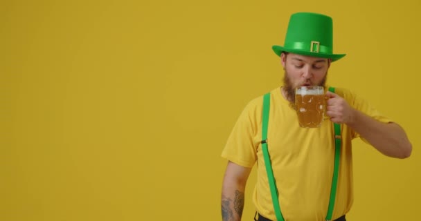 Bell Uomo Barbuto Che Beve Birra Mostra Pollice Sfondo Giallo — Video Stock
