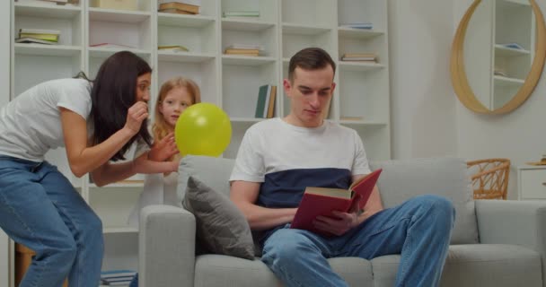 Niña Con Madre Asustando Padre Reventando Globo Broma Del Día — Vídeos de Stock